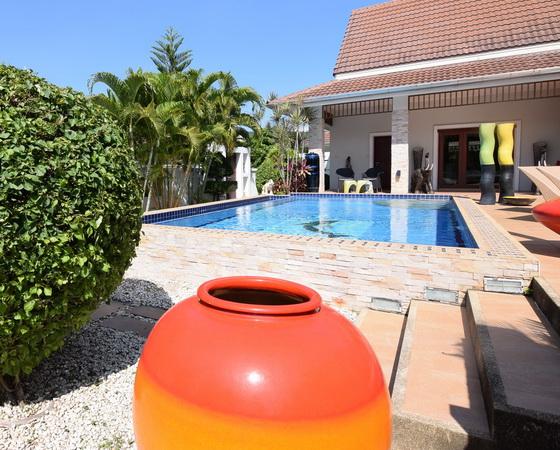 Grosszügige Garten- und Poolvilla