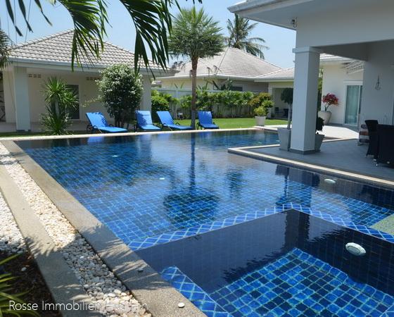 L-Form Poolvilla