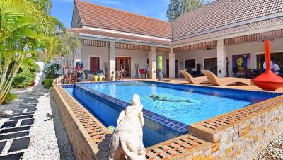 Topeingerichtete Poolvilla