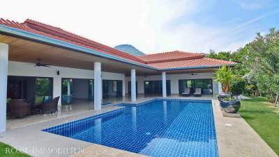 Grosszügige Balistil Poolvilla