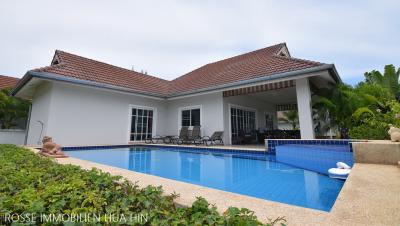 Poolvilla mit Garten