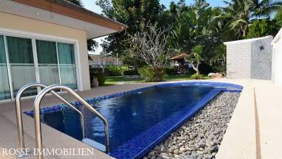 Garten- und Poolvilla in Stadtlage