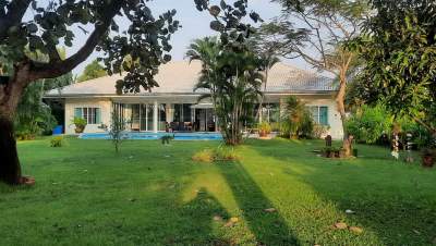 Poolvilla mit Garten