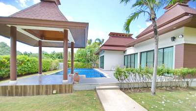 Poolvilla mit Bergblick